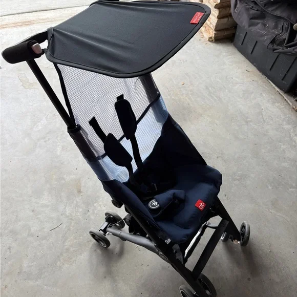 Foldable Black and Blue Stroller - Picture 4 of 6
